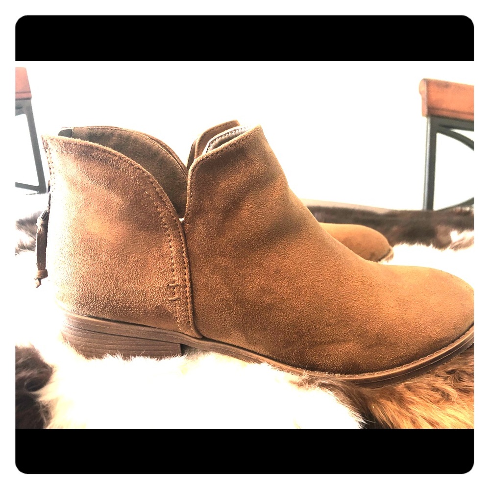 PRICE ⬇️ Suede Tan Booties with zippers in back ✨